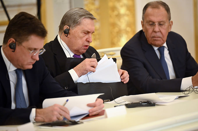 Слева направо: вице-премьер Александр Новак, помощник президента Юрий Ушаков и министр иностранных дел Сергей Лавров