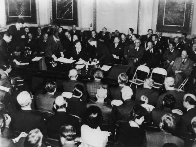 Подписание Бреттон-Вудского соглашения в июле 1944 года должно было заложить фундамент восстановления мира после Второй мировой войны и финансовой системы, ориентированной на доллар. Советский Союз был среди участников соглашения, но не стал его исполнять и не вошел в созданные на его базе организации — Международный валютный фонд и Международный банк реконструкции и развития 