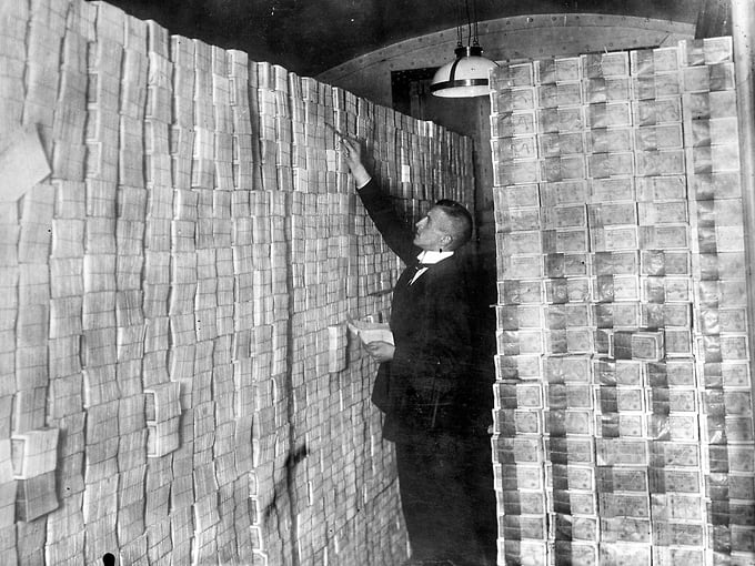 Вопреки расхожему утверждению денег бывает слишком много: в период гиперинфляции в Германии 1920-х комната, забитая купюрами, могла быть эквивалентна паре сотен долларов 