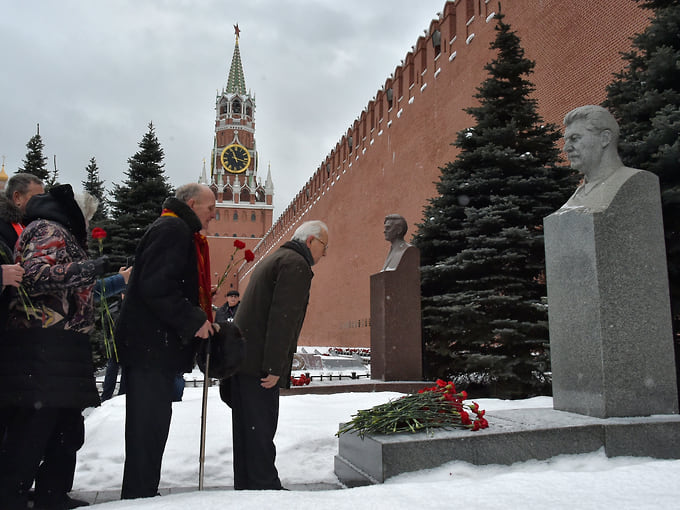 Стронники КПРФ у могилы Иосифа Сталина, 2019 год
