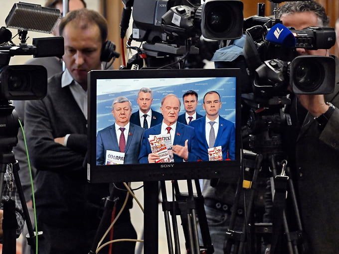 Лидер КПРФ Геннадий Зюганов (в центре) и депутаты Дмитрий Новиков (слева) и Юрий Афонин (справа) во время пресс-подхода