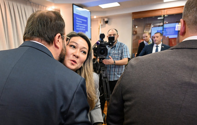 Министр цифрового развития, связи и массовых коммуникаций России Максут Шадаев (слева) и депутат Марина Ким на заседании комитета по информационной политике, информационным технологиям и связи