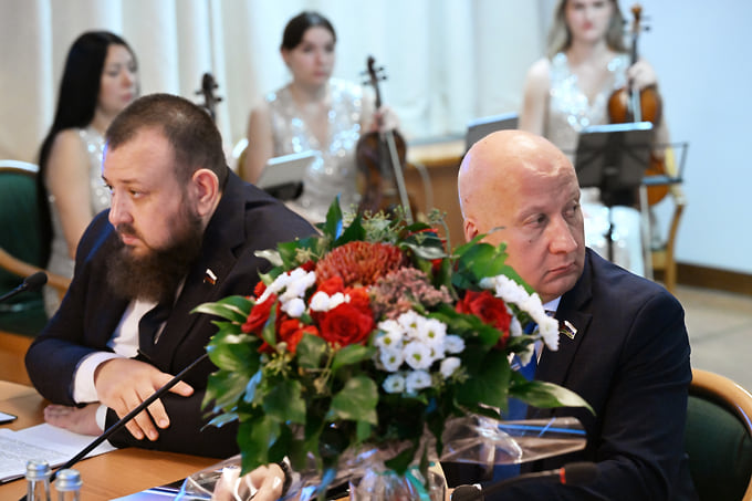 Депутат Иван Санаев (слева) и депутат Тюменской областной думы Дмитрий Плотников на собрании, приуроченном ко Дню отца
