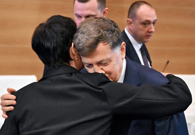 Депутат Вячеслав Макаров (справа) на собрании фракции «Единая Россия», посвященного рассмотрению в первом чтении проекта федерального бюджета на 2027-2029 года