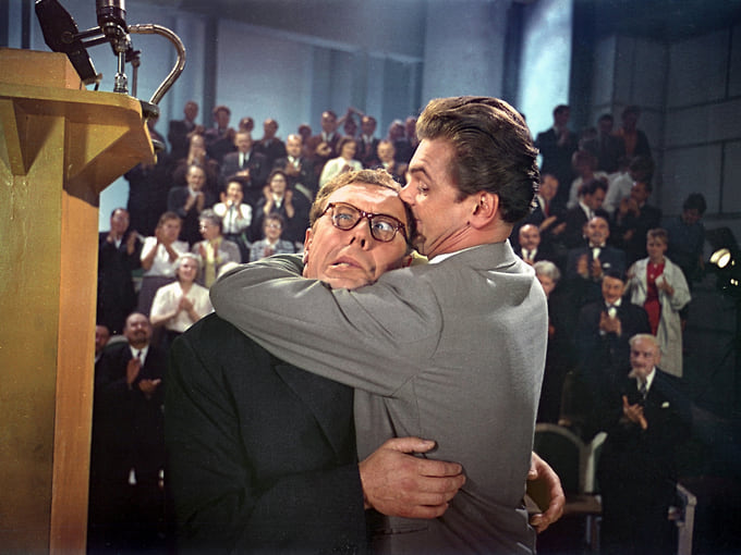 Съемки в фильме Эльдара Рязанова «Человек ниоткуда» (1961) вселили в Анатолия Папанова уверенность в том, что он подходит для кинематографа. До этой картины в его багаже было множество неудачных проб, в том числе и на роль Огурцова в комедии «Карнавальная ночь». Но в этот раз Эльдар Александрович сам пригласил актера в свою картину, предложив сыграть сразу четырех персонажей: начальника антропологической экспедиции Крохалева, театрального актера, спортсмена-хулигана и вождя людоедского племени