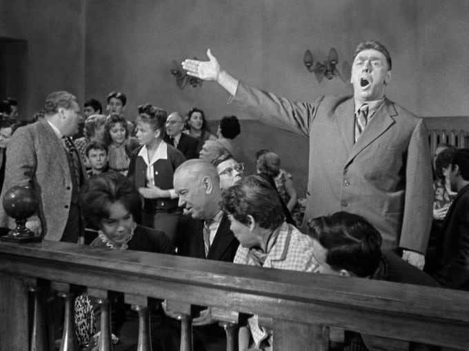 Фильм «Берегись автомобиля» (1965) стал третьей совместной работой Рязанова и Папанова. Режиссер с охотой принял образ тестя Димы Семицветова, предложенный актером: громкий смех, грубую манеру разговора, носовой платок, повязанный на голову, и брюки галифе, заправленные в носки