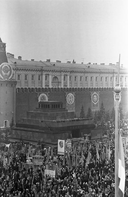 Демонстрация трудящихся на Красной площади в 1961 году. Фамилия Сталина исчезла с фронтона