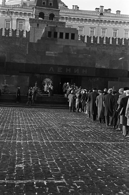 Возложение венка к Мавзолею Ленина в 1961 году