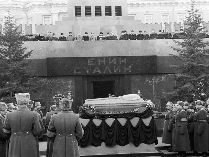 Похороны Иосифа Сталина в марте 1953 года. На фронтоне к фамилии Ленина добавилась фамилия умершего вождя