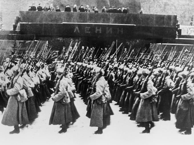 Парад на Красной площади 7 ноября 1941 года. Войска с парада идут сразу на боевые позиции