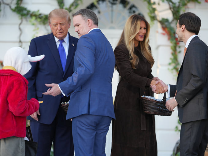Президент Дональд Трамп приветствует торгового представителя США Джеймисона Грира (в центре)