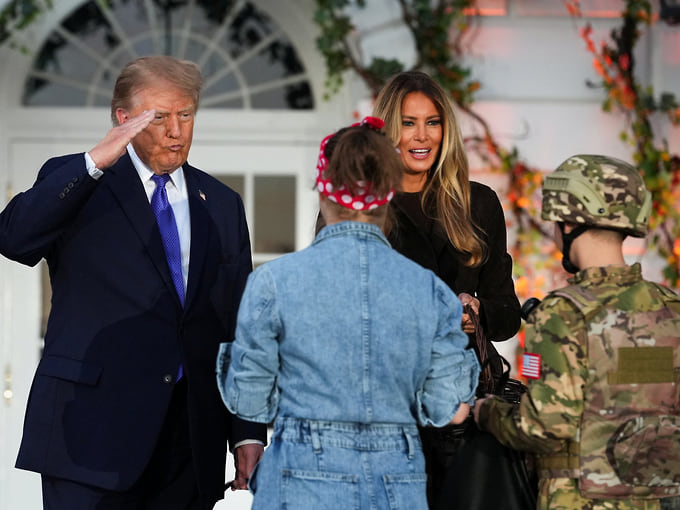 Президент Дональд Трамп отдает честь ребенку в костюме солдата (справа) Семья президента Билла Клинтона ежегодно устраивали костюмированные вечеринки; в 1993 году супруги Клинтон появились в образах Джеймса и Долли Мэдисон — четвертого президента США и его жены, которые жили в Белом доме в 1809–1817 годах