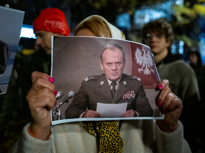 Демонстрантка с фотографией премьер-министра Польши Дональда Туска в военной форме — намек на генерала Ярузельского, последнего руководителя коммунистической Польши