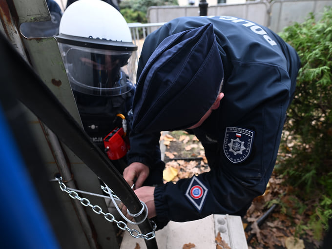 Наутро сотрудники полиции особого назначения перекрыли цепью вход в здание Конституционного трибунала
