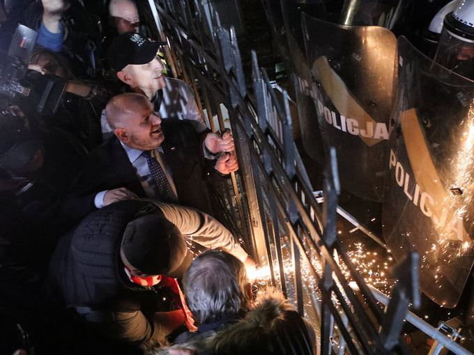 Полиция пресекает попытки протестующих прорваться в здание Конституционного трибунала Польши