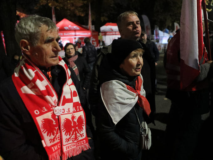 Участники акции протеста у здания Конституционного трибунала