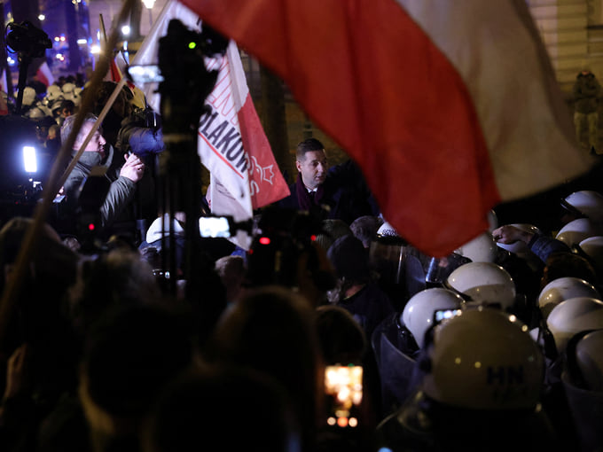 По заявлениям полиции, между демонстрантами и правоохранителями произошли столкновения, в полицейских кидали «различные предметы»