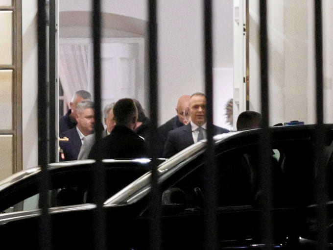 Президент Польши Кароль Навроцкий (на фото справа) объявил о созыве экстренного совещания с представителями всех политических сил и парламентариями