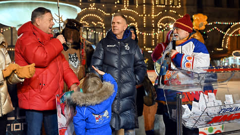 На ГУМ-катке разыграли поездку к оленеводам