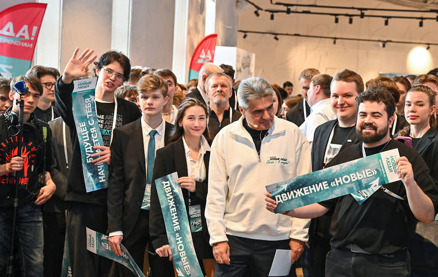 Лидер «Новых людей» Алексей Нечаев (в центре) пообещал начертить партийной молодежи «понятные траектории роста»