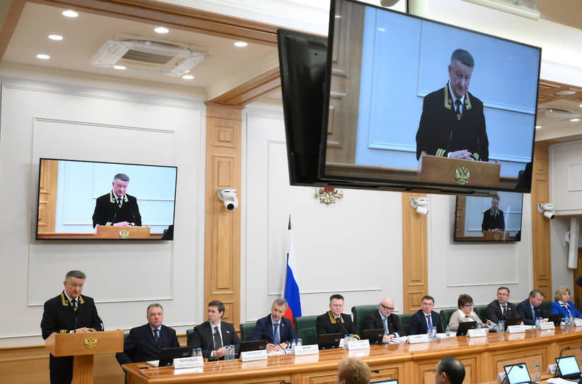 После назначения Совфедом новых членов руководства Верховного суда (на трибуне — зампред ВС Владимир Давыдов) формирование команды председателя ВС Игоря Краснова (в центре за столом) будет в основном завершено