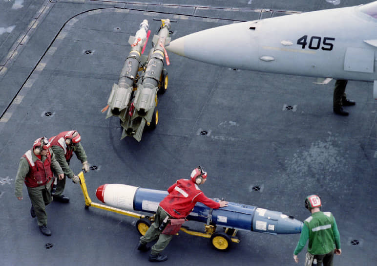 Наземный экипаж готовит ракеты истребителя F18/A Hornet на авианосце USS Theodore Roosvelt, 31 августа 1995 год 