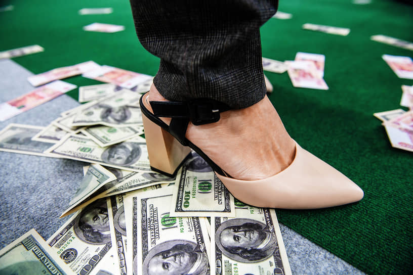 На поле банки грохотали