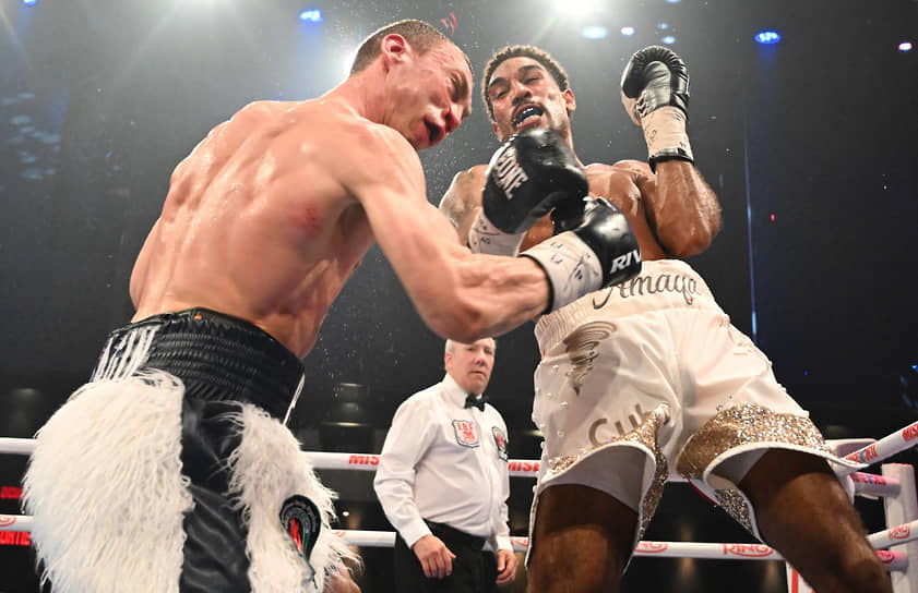 В бою за звание чемпиона IBF Ослейс Иглесиас (справа) оказался слишком хорош для Павла Силягина