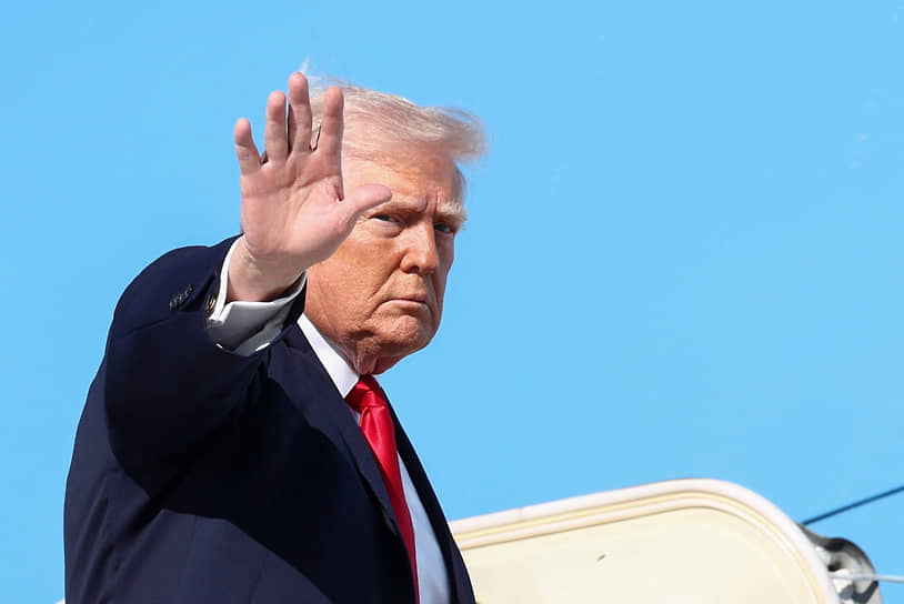 Дональд Трамп поднимается на борт президентского самолета на базе Эндрюс (11 апреля 2026 года) 