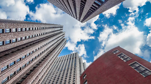 Элита поднялась над котлованом // Продажи дорогих новостроек снизились на 54%