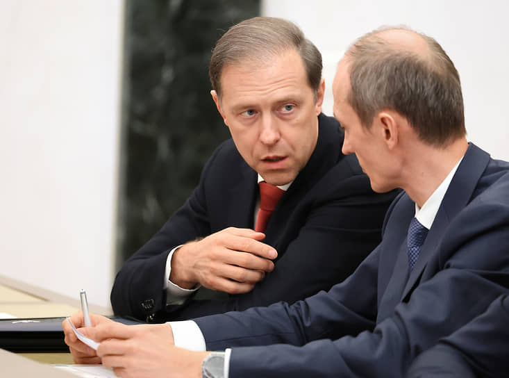 Первый заместитель председателя правительства России Денис Мантуров (слева) и заместитель председателя правительства России — глава аппарата правительства России Дмитрий Григоренко