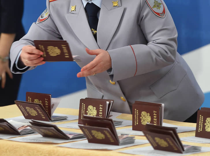 Бумажный оригинал паспорта для российской банковской системы внезапно стал незаменимым документом