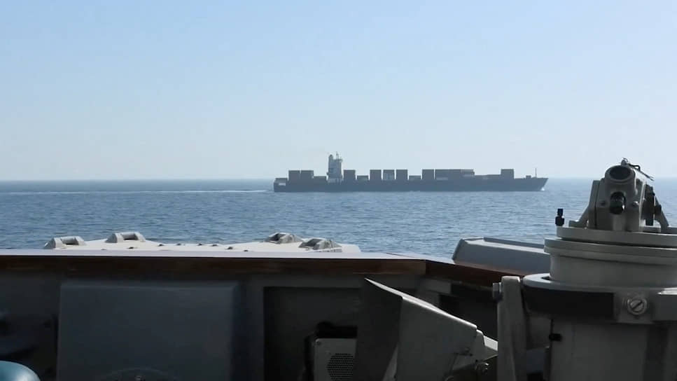 Вид на торговое судно Touska с борта эскадернного миноносца ВМФ США USS Spruance (DDG 111), 19 апреля 