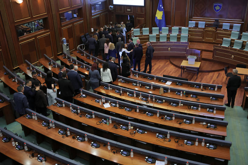 Заседание парламента в Приштине, Косово, 28 апреля