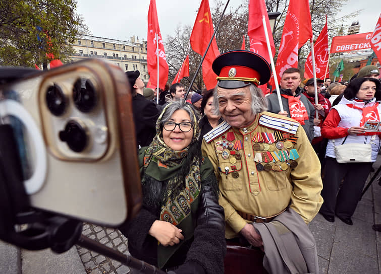 Первомайская акция депутатов фракции КПРФ в Госдуме у памятника Карлу Марксу на Театральной площади в Москве 