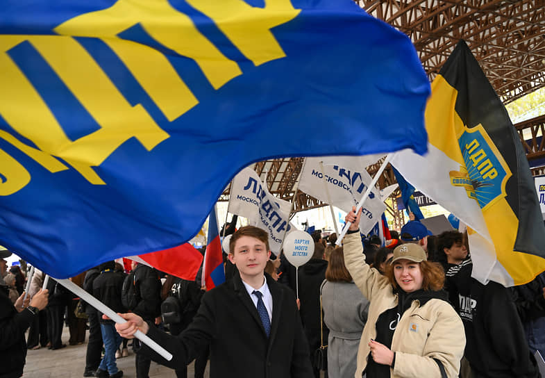 Митинг-концерт на территории Московского городского отделения ЛДПР 
