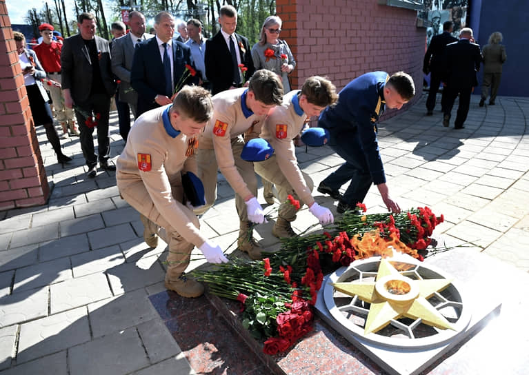 Люди возлагают цветы к Вечному огню на территории мемориального комплекса «Аллея памяти» в Торжке 