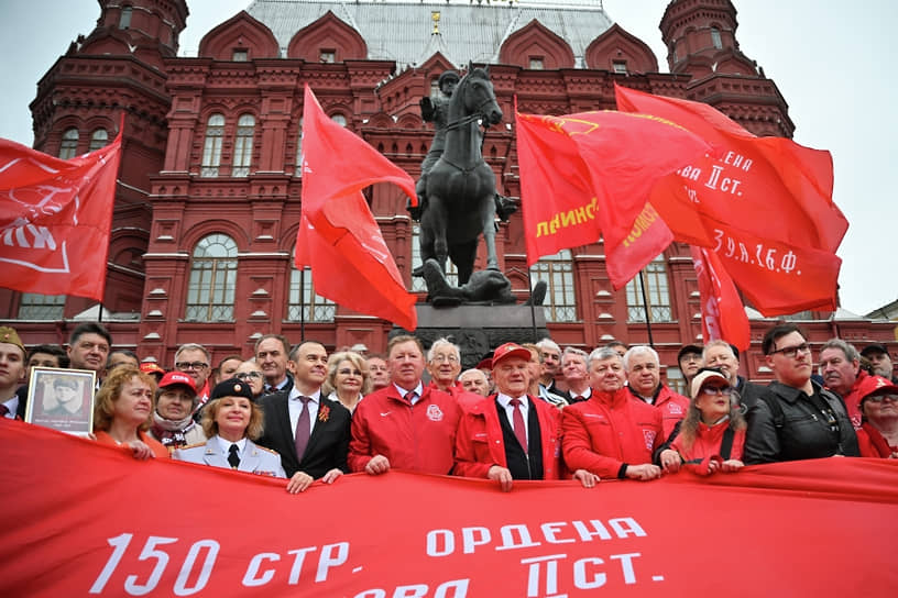 Первый зампредседателя ЦК КПРФ Юрий Афонин, зампредседателя ЦК КПРФ Владимир Кашин, председатель ЦК КПРФ Геннадий Зюганов и зампредседателя ЦК КПРФ Дмитрий Новиков 