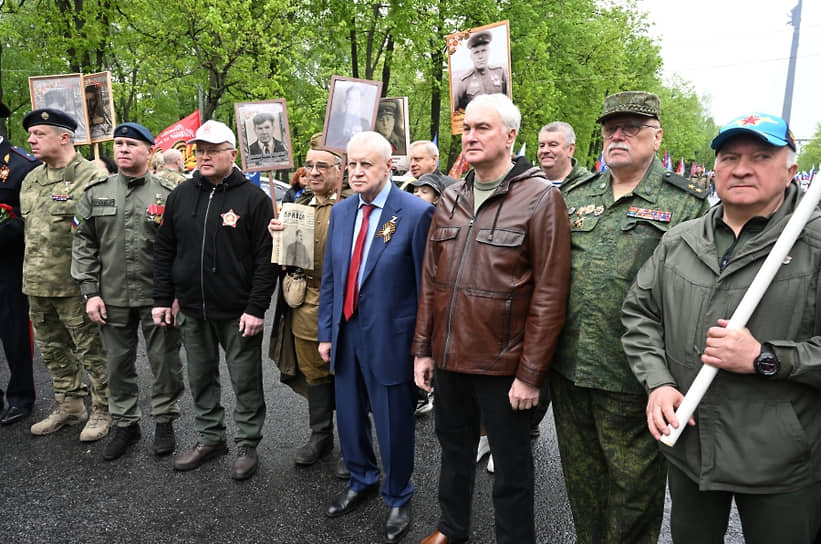 Председатель «Справедливой России» Сергей Миронов (в центре), председатель комитета Госдумы по обороне Андрей Картаполов (третий справа) и участники автопробега «Офицеры России — дорогами Памяти» 