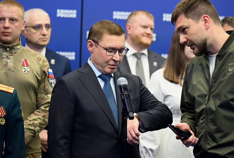 Секретарь Генерального совета партии "Единая Россия" Владимир Якушев (в центре) (2025 год) 