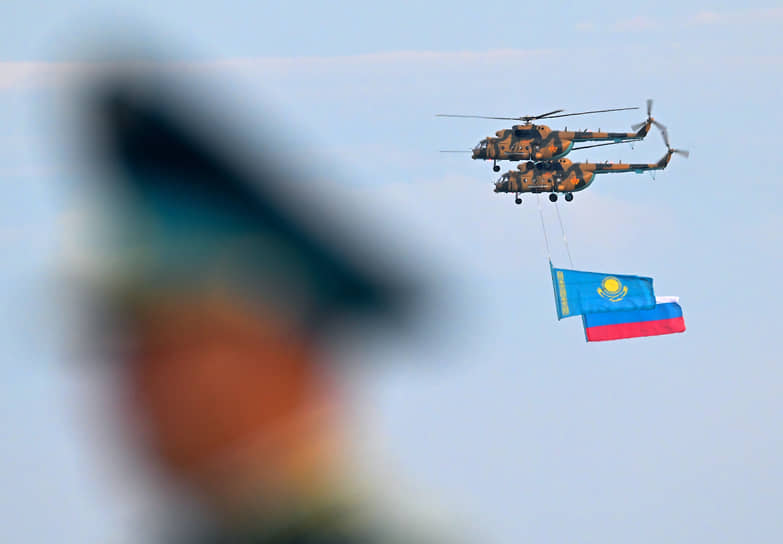 Боеыве вертолеты украсили церемонию как могли 