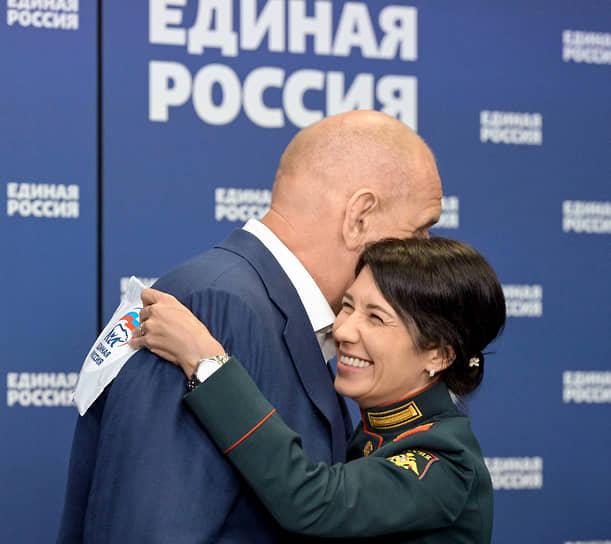 На предварительное голосование единороссы шли как на праздник (на фото — глава оргкомитета праймериз Александр Карелин и Герой России Людмила Болилая) 