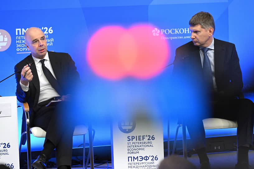 Перспективы экономического роста, как показало обсуждение на ПМЭФ, пока остаются расплывчатыми. На фото — глава Минфина Антон Силуанов (слева) и глава Минэкономики Максим Решетников 