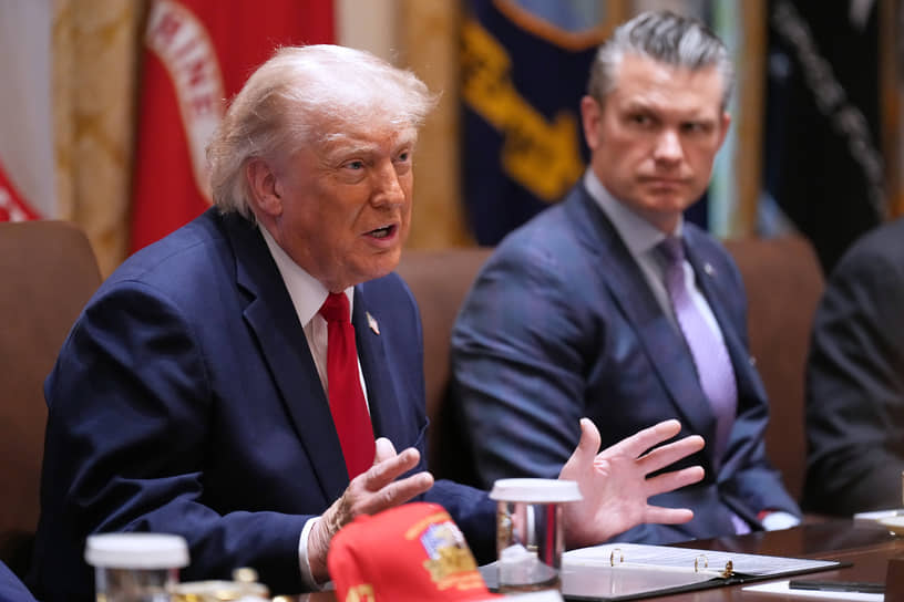 Президент США Дональд Трамп (слева) и глава Пентагона Пит Хегсет