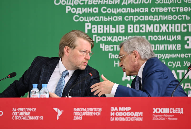 Председатель партии «Яблоко» Николай Рыбаков и руководитель фракции «Яблоко» в законодательном собрании Санкт-Петербурга Александр Шишлов 