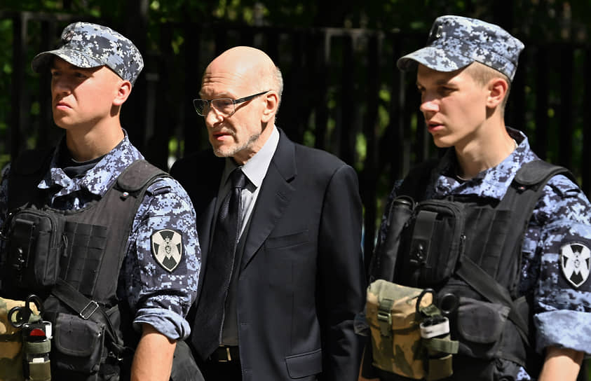 Директор Московской школы управления «Сколково»   Александр Волошин (в центре) 