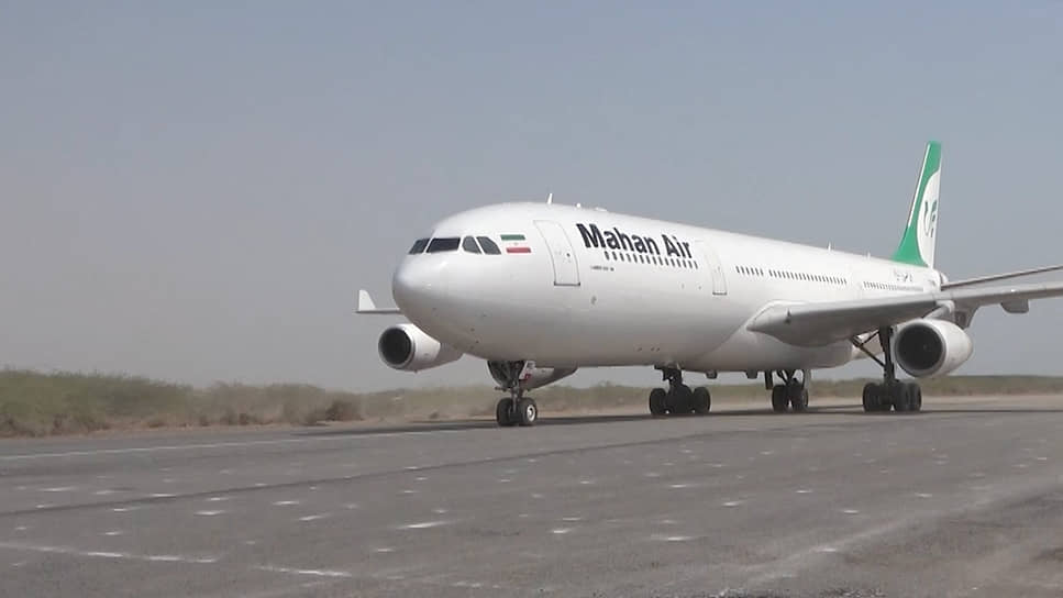 Самолет иранской авиакомпании Mahan Air в аэропорту Ходейды — порта, контролируемого хуситами