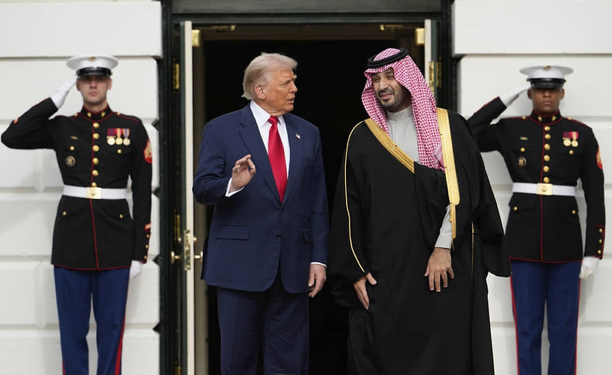 Дональд Трамп, похоже, готов дать Саудовской Аравии право на обогащение урана в расчете на многомиллиардные прибыли от сотрудничества с королевством в ядерной отрасли (на фото справа — наследный принц Мухаммед бен Сальман)