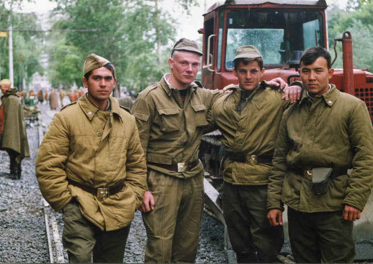 Призывники второй половины 2020-х годов, как и их предшественники в 1990-х (на фото), снова смогут служить в строительных батальонах