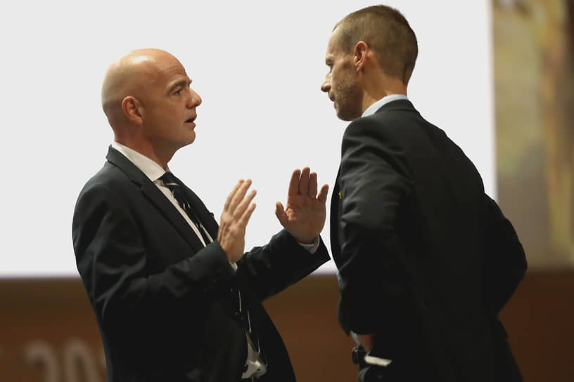 Президент UEFA Александр Чеферин (справа) угрожает оставить турниры президента FIFA Джанни Инфантино без команд из своей конфедерации 